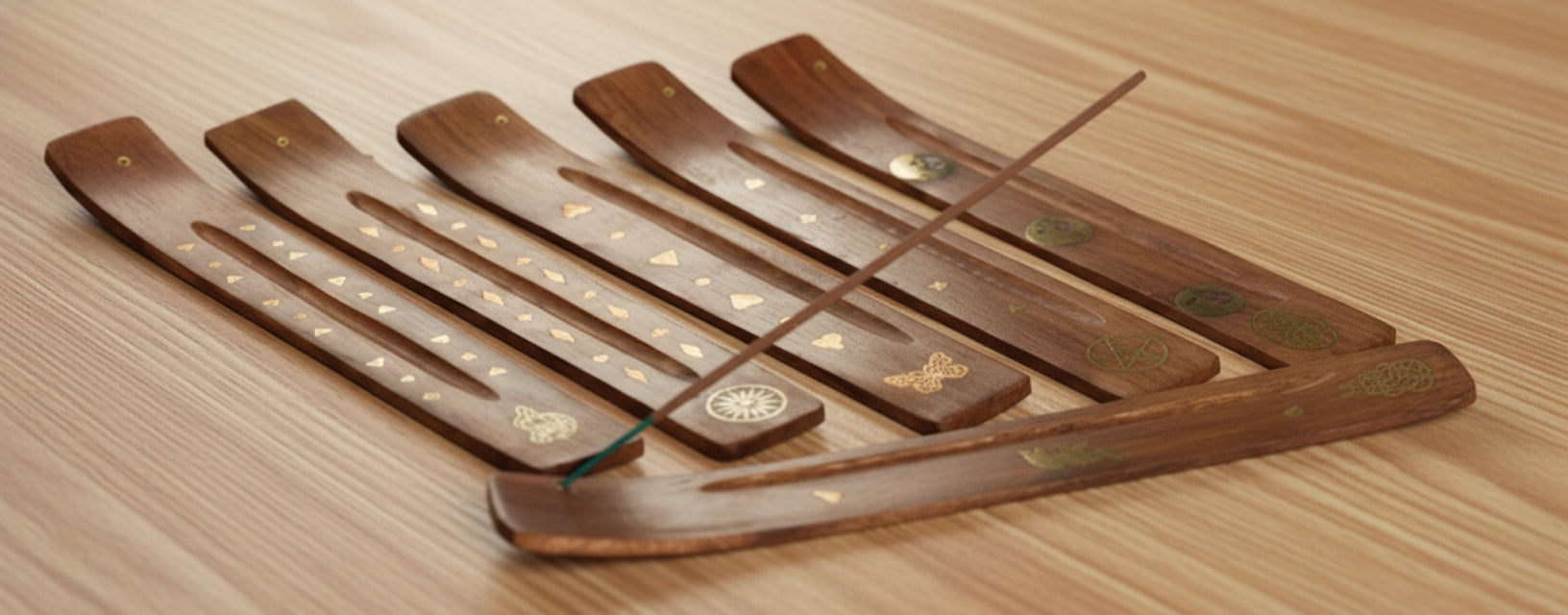 Holzhalter für Räucherstäbchen Design 1 - Auswahl zufällig